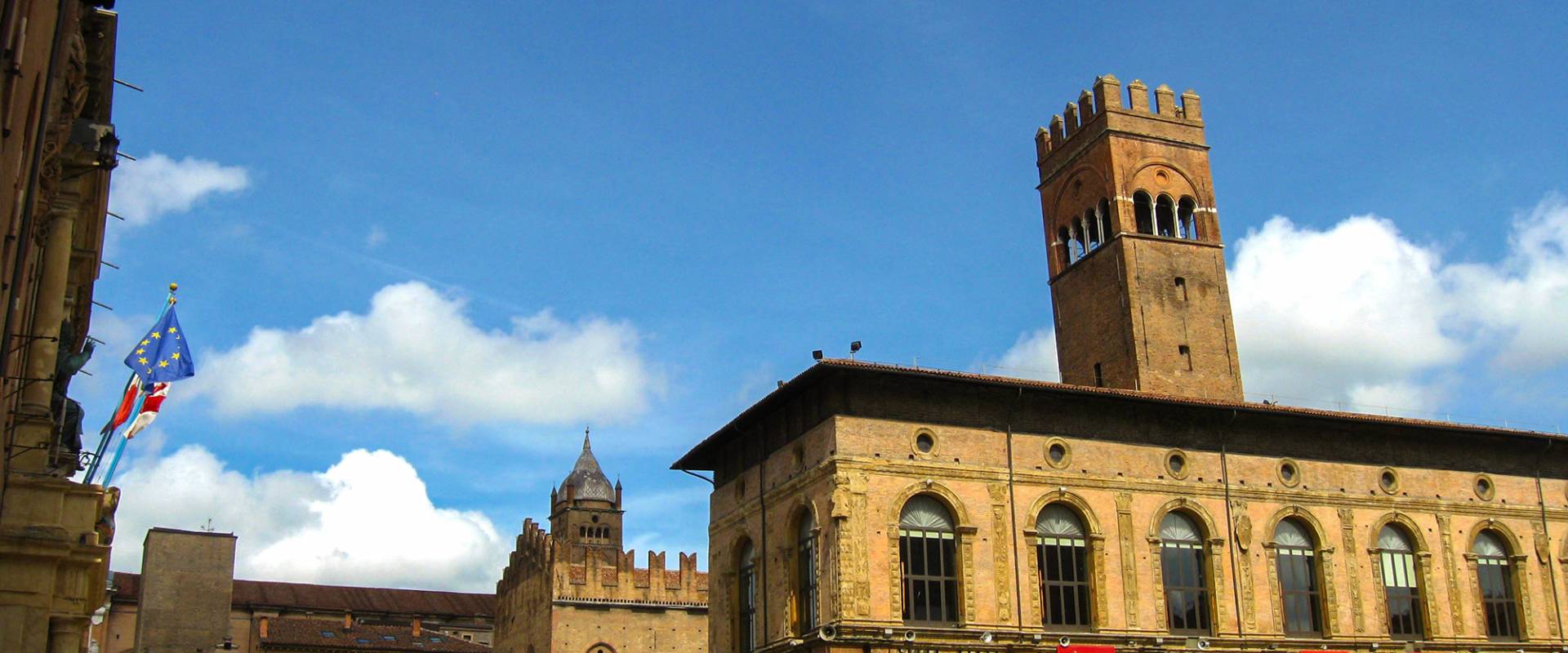 Bologna (BO), Piazza Maggiore, con Palazzo Re Enzo e Campanile della Cattedrale di San Pietro - 2013 foto di EvelinaRibarova